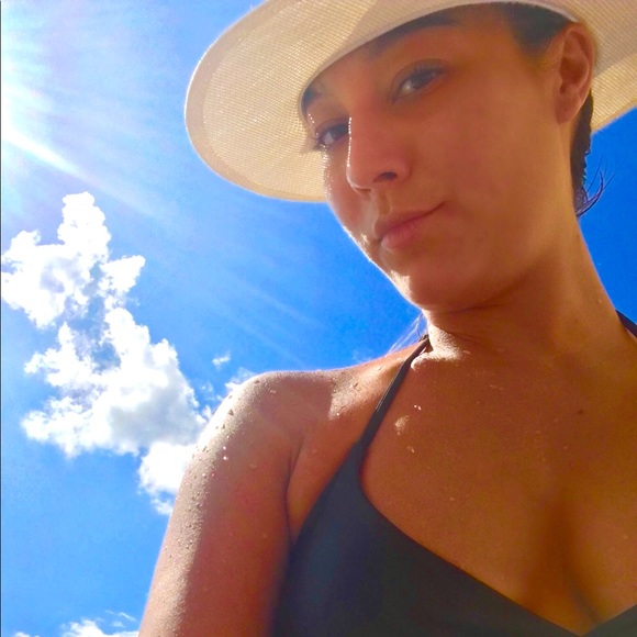 Posher ~ Camille @camisclothesout w/Cami’s Closet - Picture 5 of 8